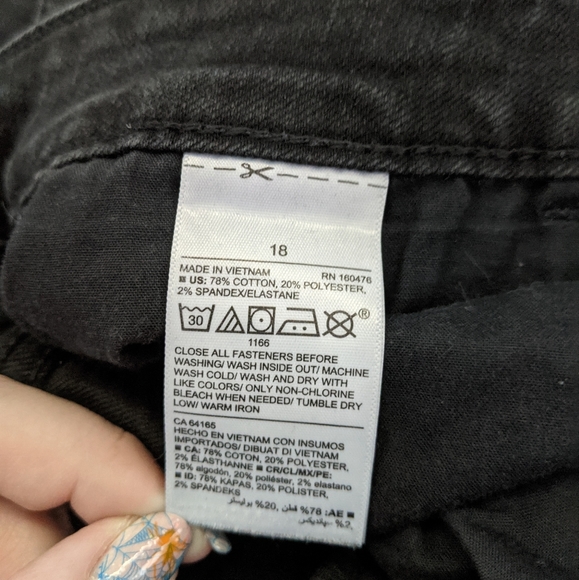Old Navy Super Skinny Mid-Rise Black Jeans - Picture 5 of 5